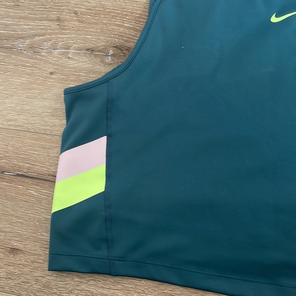 NWT NIKE Colorblock Stripe Trim Workout Top Sports Bra (Plus Size) - Picture 4 of 6